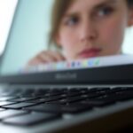 Jak sprawdzić cykle naładowania baterii MacBooka?