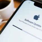 Jak włożyć kartę SIM do iPhone’a 11?